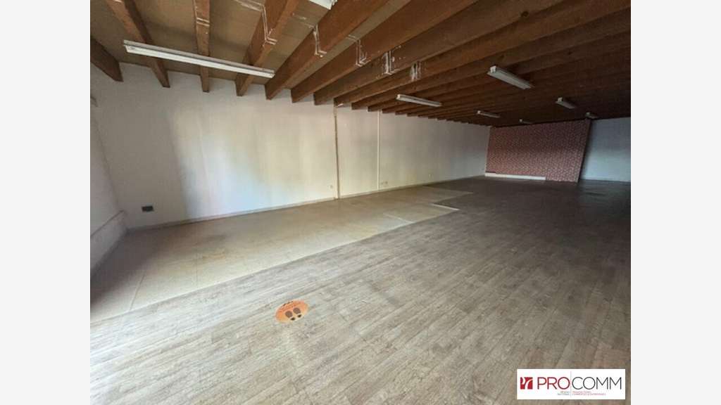 A louer local commercial 108m² empl strat Avignon