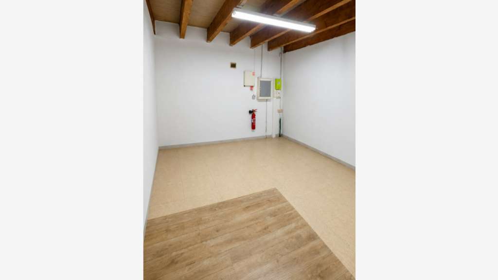 A louer local commercial 108m² empl strat Avignon
