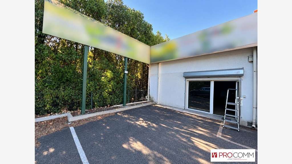 A louer local commercial 108m² empl strat Avignon