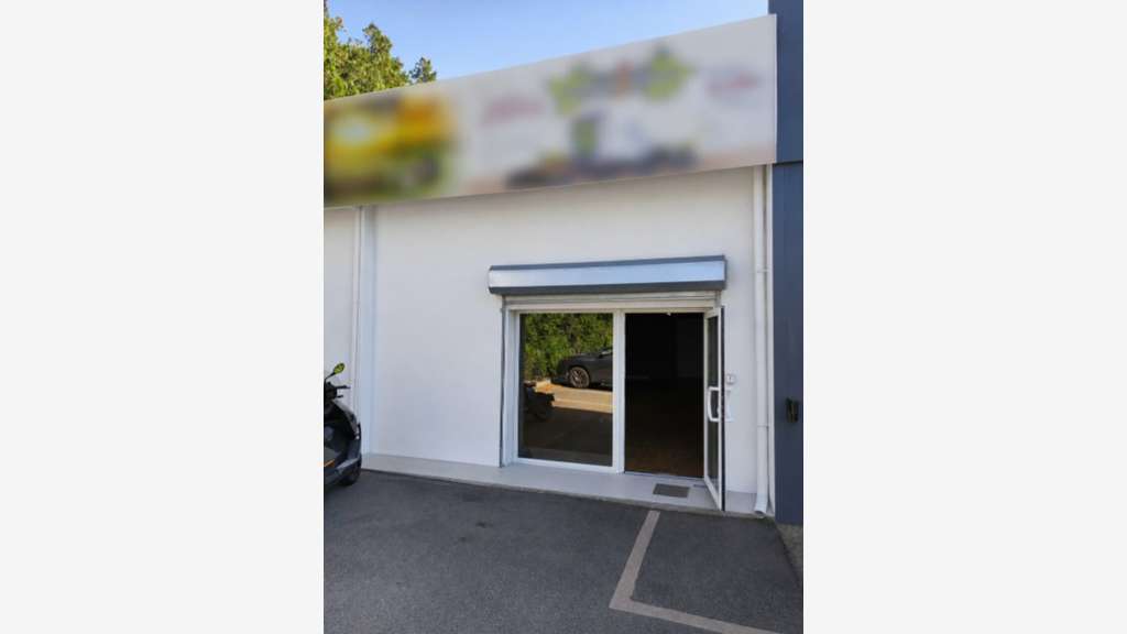 A louer local commercial 108m² empl strat Avignon
