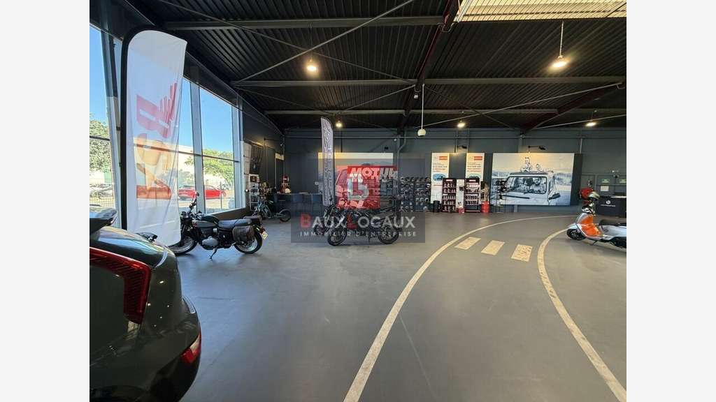 Loue local commercial 2100m² Avignon Fontcouverte