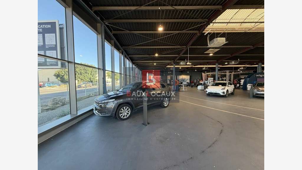 Loue local commercial 2100m² Avignon Fontcouverte