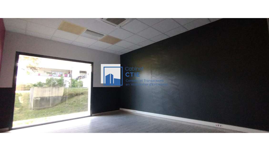 À louer local commercial 123m² à Avrillé