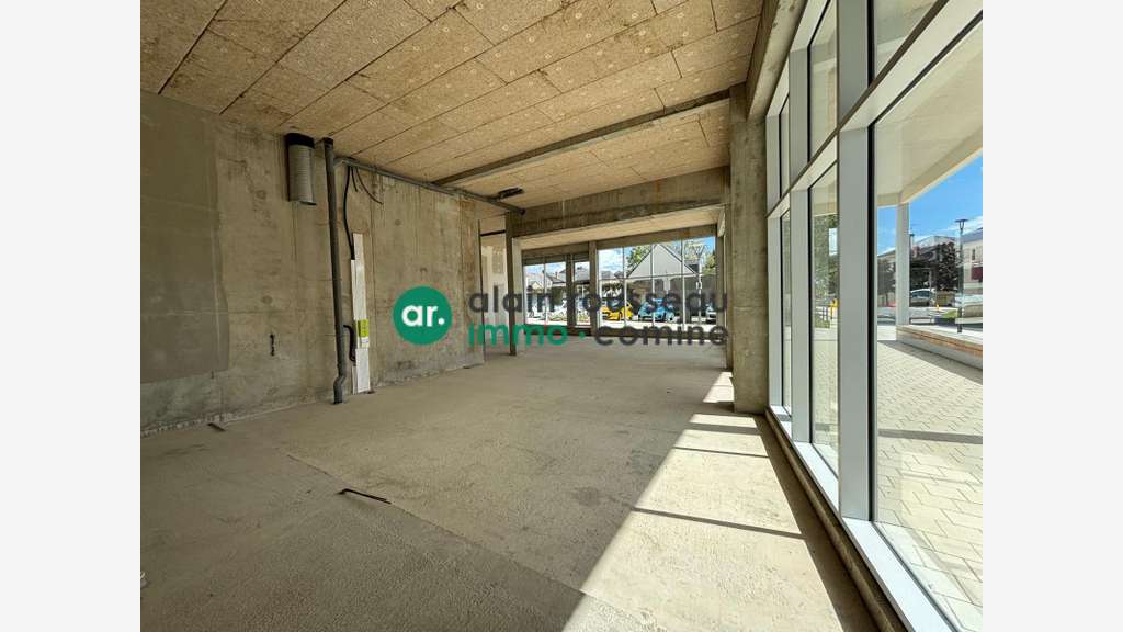 Local commercial 139m², 50m² de terrasse à Avrillé