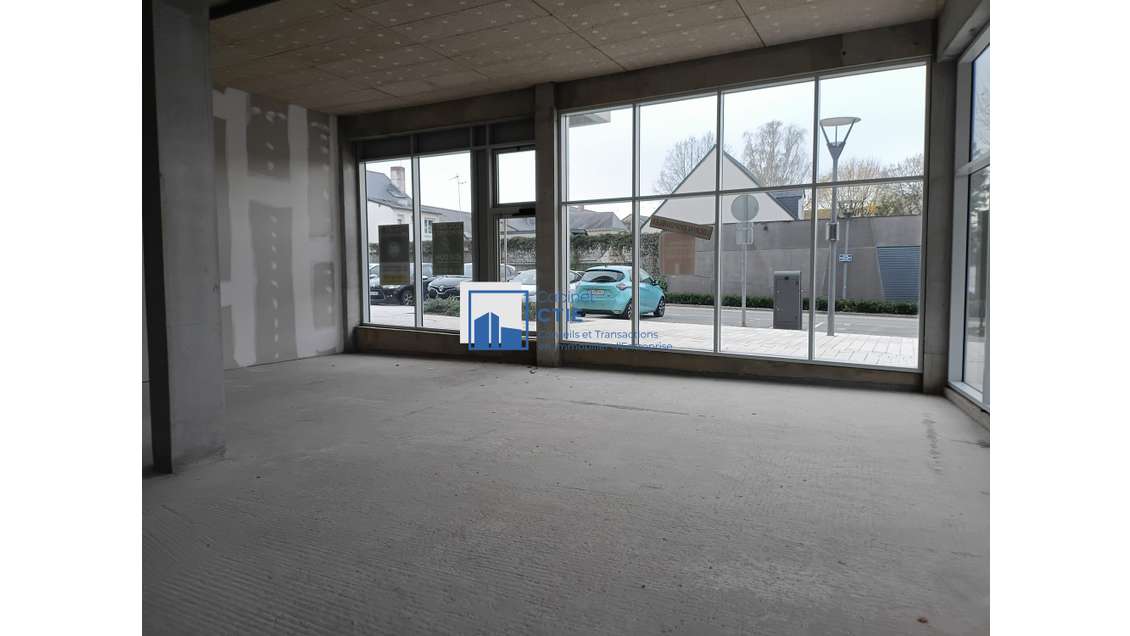 À louer local commercial de 143m² à Avrillé centre