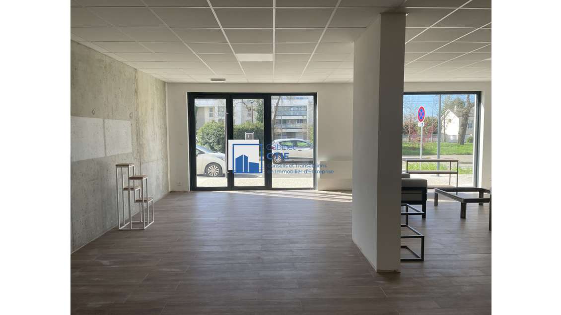 À louer local commercial de 100m² à Avrillé