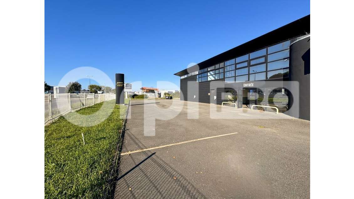 A louer local 744m² en angle de rue à Aytré