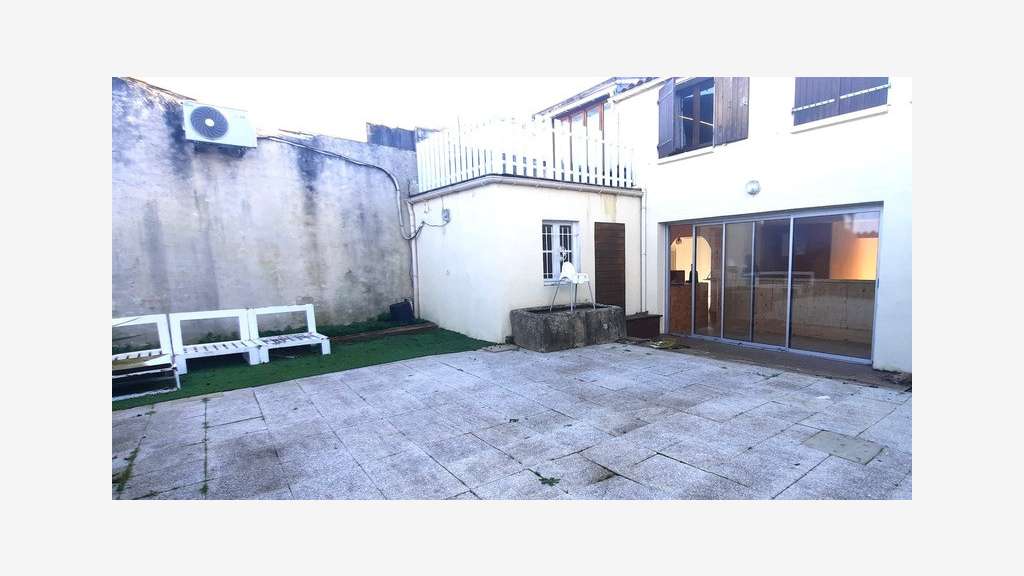 A louer local commercial 112m² avec patio, Aytré 
