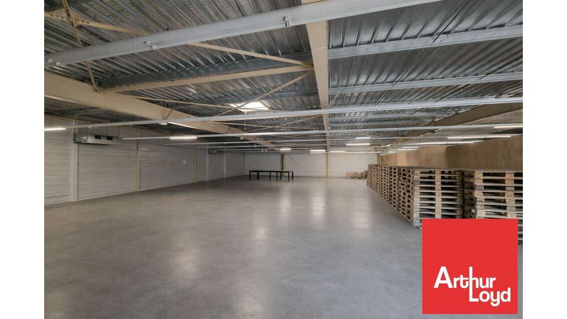 A louer local commercial 1300m² à Azay-le-Brûlé