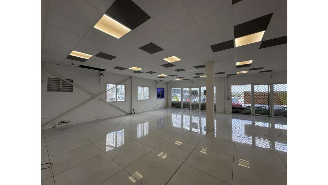 A louer local commercial à Baie-Mahault Jarry 