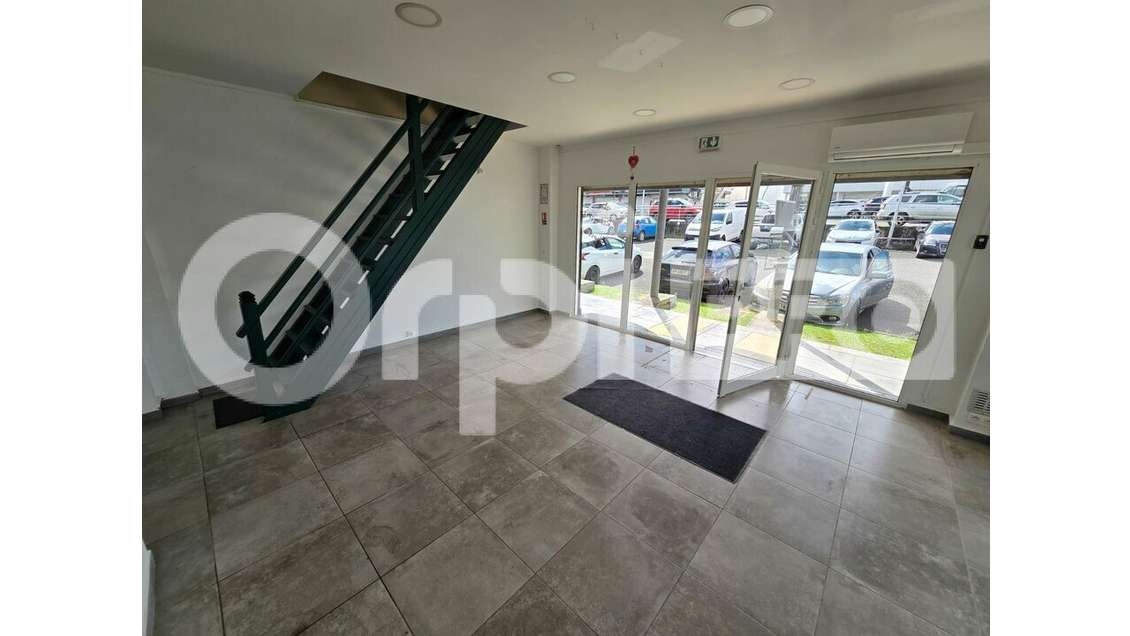 A louer local  59m² Galerie de Houelbourg Jarry