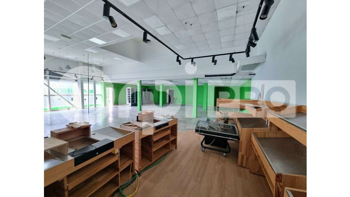 Local commercial 223m² à louer Baie-Mahault Jarry