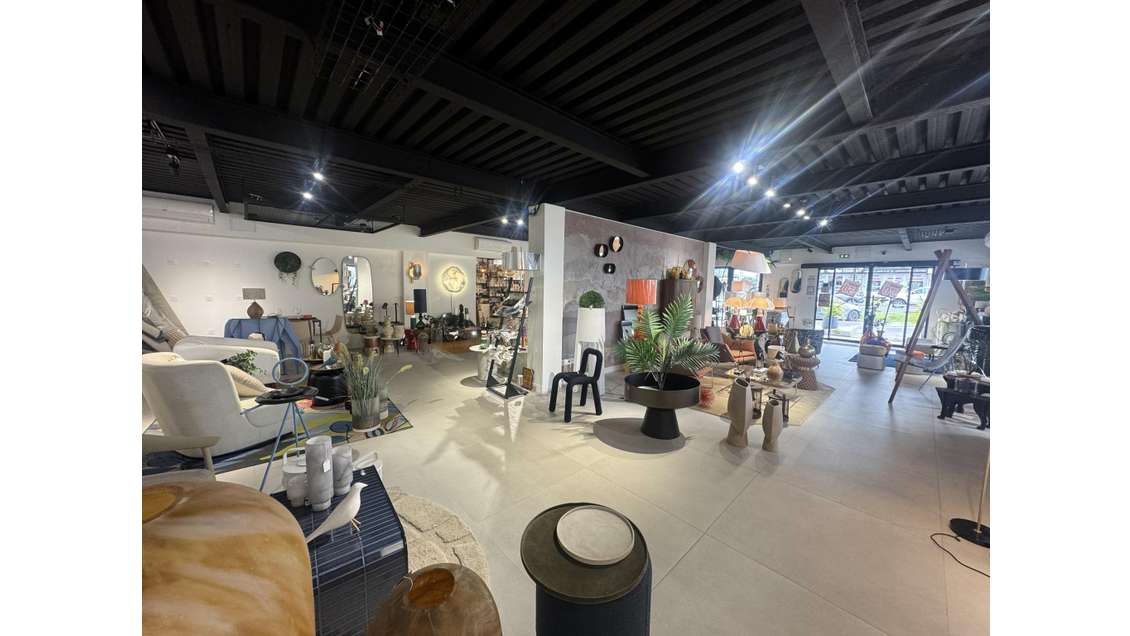 A louer local commerce 150m² à Baie-Mahault Jarry