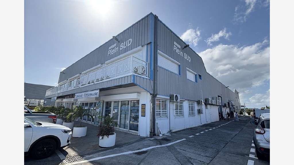 A louer local commercial 270m² Baie Mahault N10