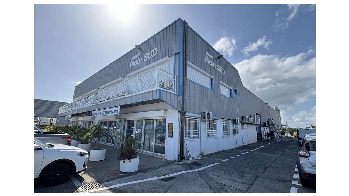 A louer local commercial 270m² Baie Mahault N10