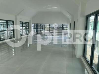 Local commercial 112m² à louer à Baie-Mahault
