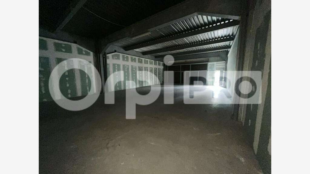 A louer local commercial 475m² à Baie-Mahault