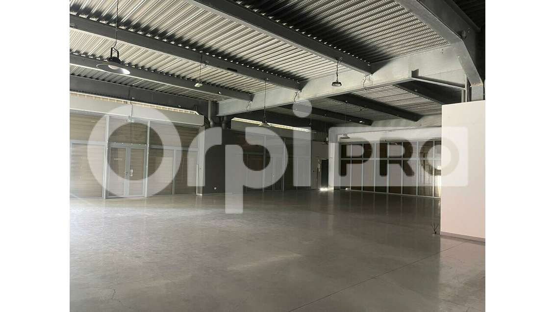 A louer local commercial 475m² à Baie-Mahault