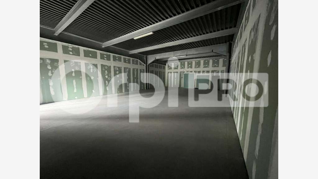 A louer local commercial 475m² à Baie-Mahault