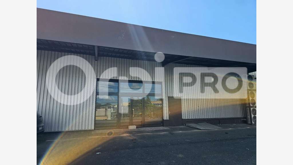 A louer local de 653m² à Baie-Mahault zone Jarry 
