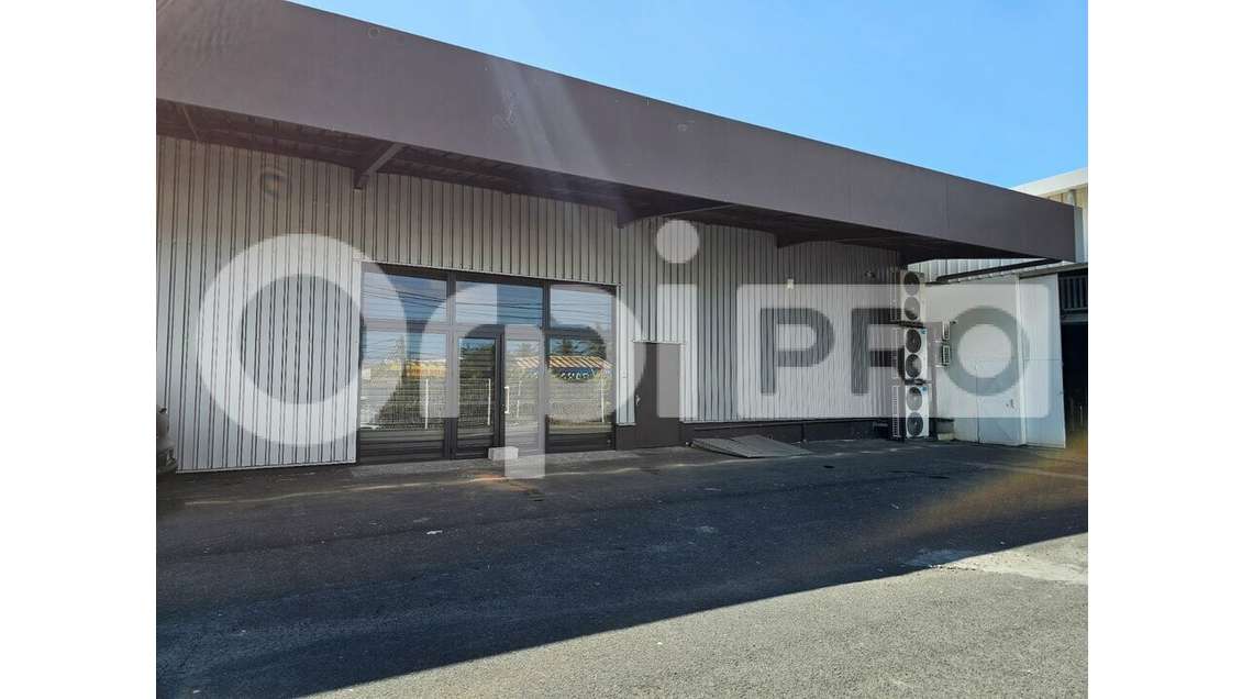 A louer local de 653m² à Baie-Mahault zone Jarry 