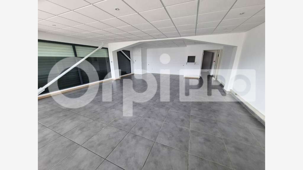 A louer local commercial de 92m² à Baie-Mahault