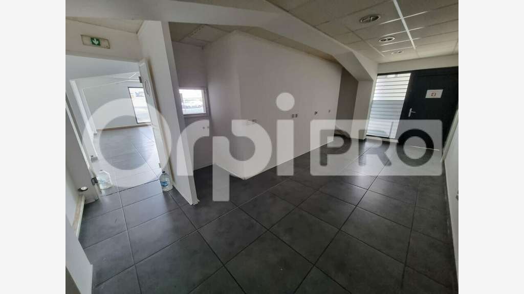 A louer local commercial de 92m² à Baie-Mahault