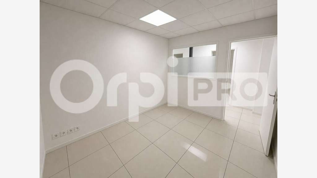 Local commercial 600m² à louer à Baie-Mahault