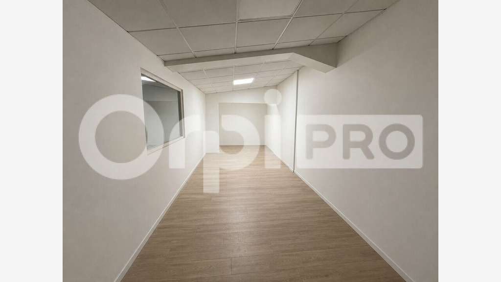 Local commercial 600m² à louer à Baie-Mahault