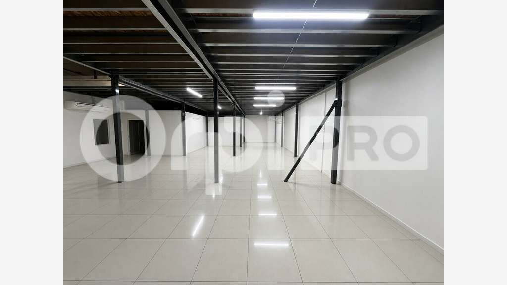 Local commercial 600m² à louer à Baie-Mahault