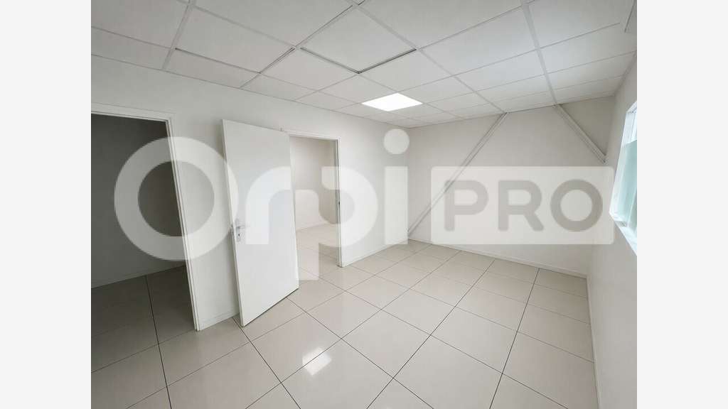 Local commercial de 667m² à louer à Baie Mahault
