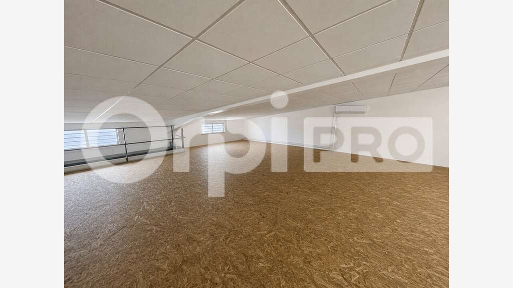 Local commercial de 667m² à louer à Baie Mahault