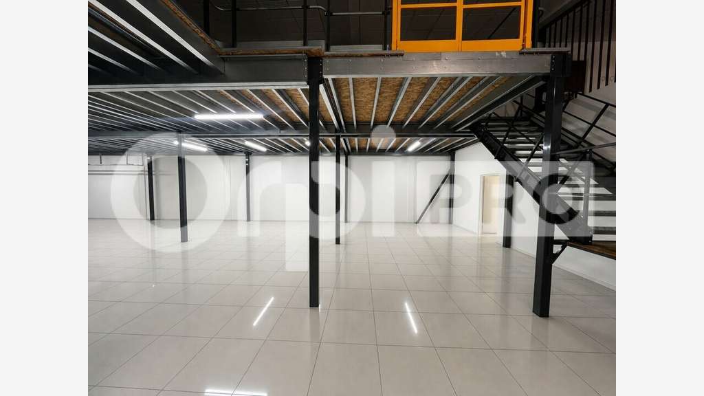 Local commercial de 667m² à louer à Baie Mahault