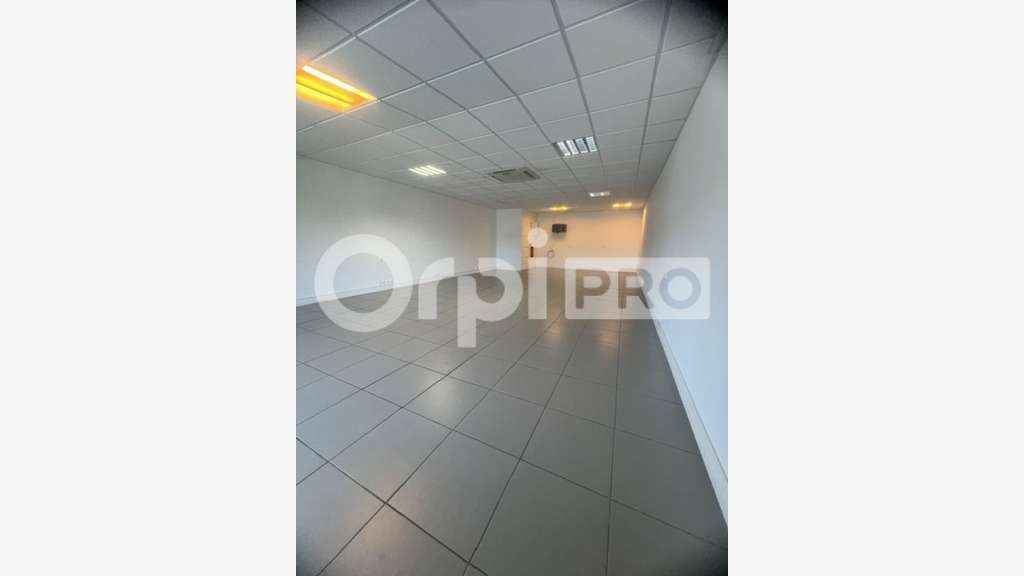 A louer local 67m² en R+1 à Jarry