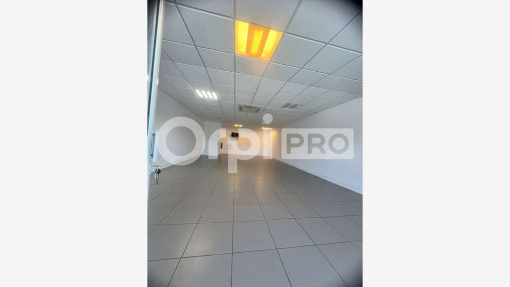 A louer local 67m² en R+1 à Jarry