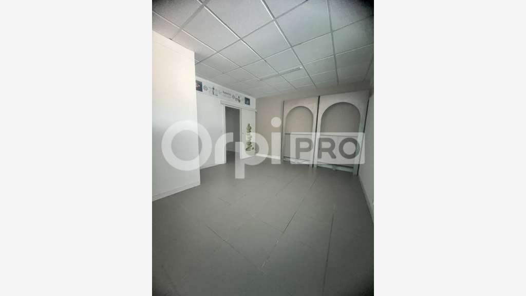 A louer local de 67m² en R+1 à Jarry