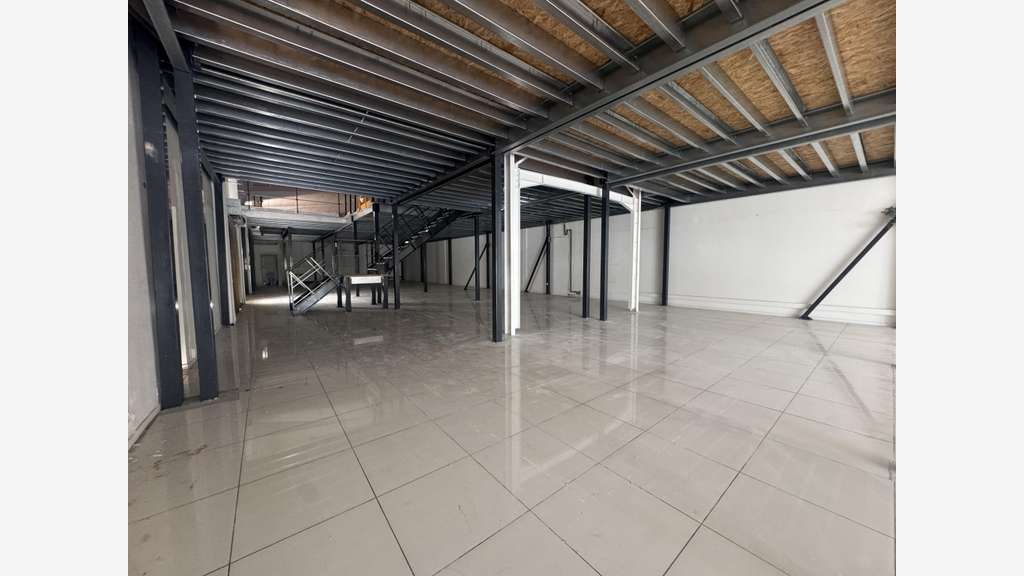 A louer local commercial 200m² à Baie-Mahault