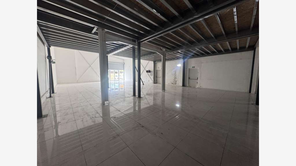 A louer local commercial 200m² à Baie-Mahault