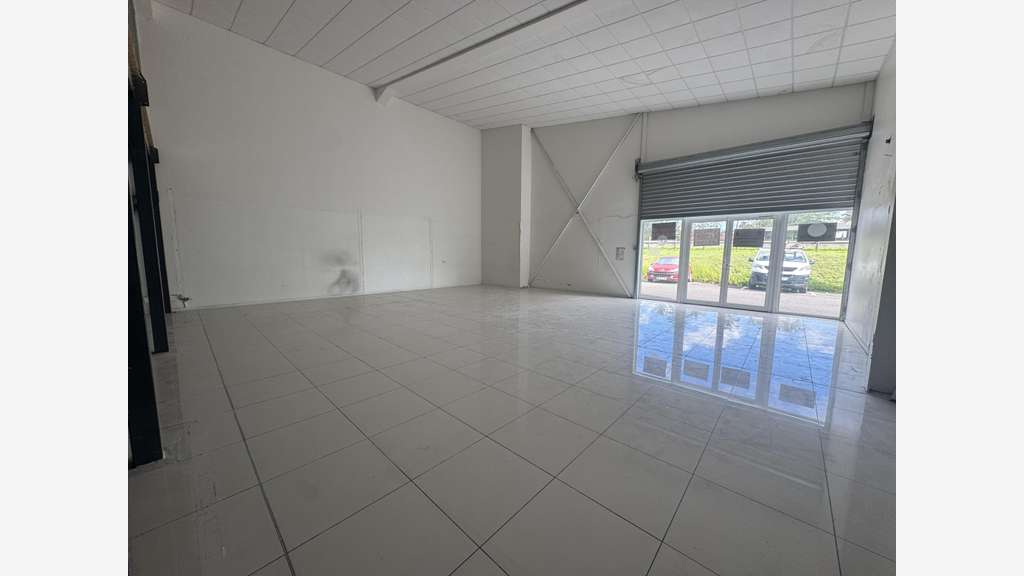 A louer local commercial 200m² à Baie-Mahault