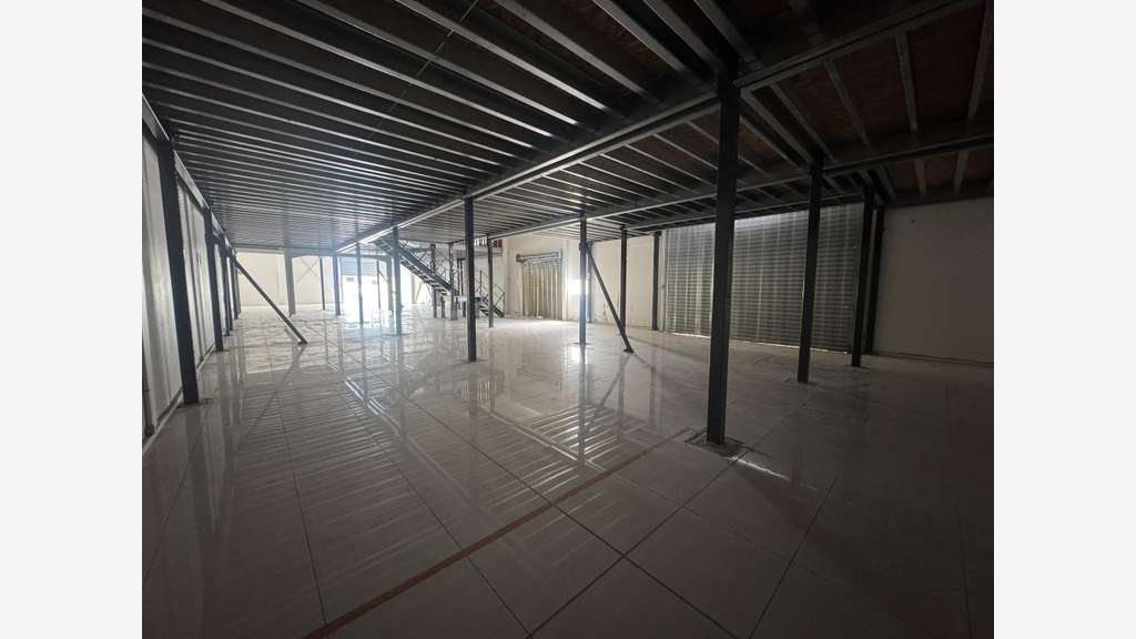 A louer local commercial 200m² à Baie-Mahault