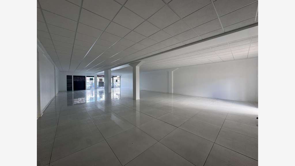 A louer local commercial 200m² à Baie-Mahault