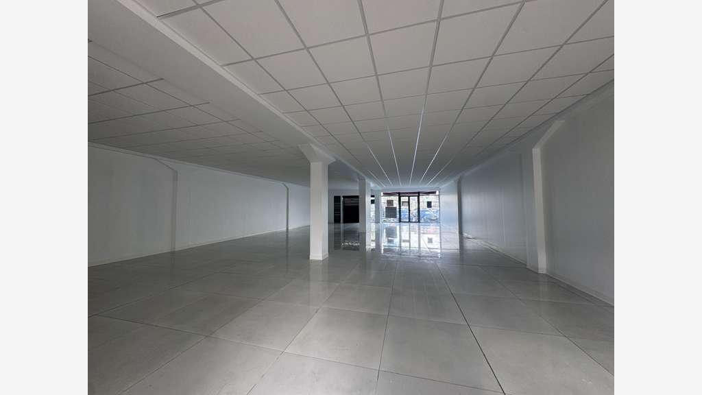 A louer local commercial 200m² à Baie-Mahault