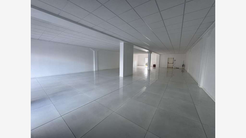 A louer local commercial 200m² à Baie-Mahault