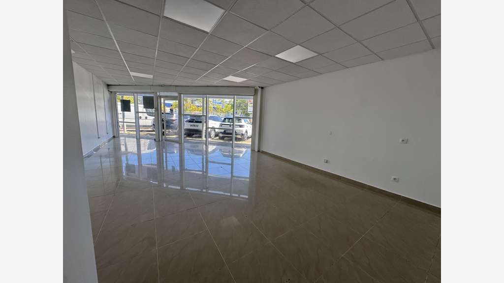 A louer local 38m² à Baie-Mahault Jarry
