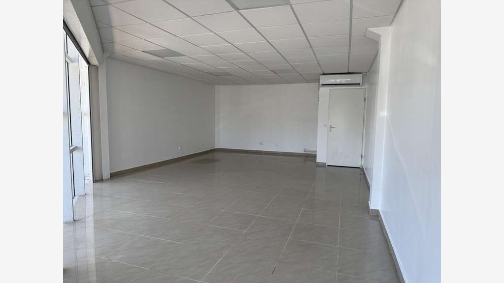 A louer local 38m² à Baie-Mahault Jarry
