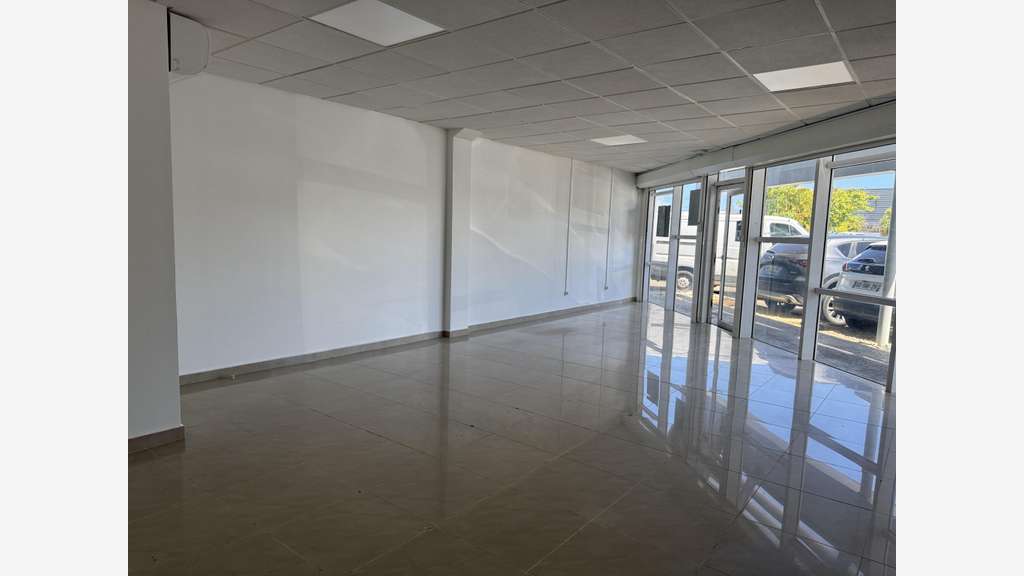 A louer local 38m² à Baie-Mahault Jarry
