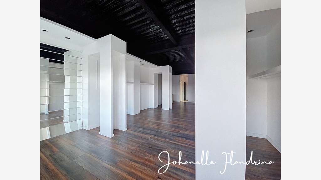 Local à louer, RDC, 69 m² avec vitrine, Galeries d