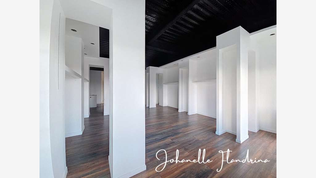 Local à louer, RDC, 69 m² avec vitrine, Galeries d