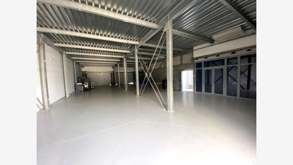 A louer local commercial de 480m² à Baie-mahault