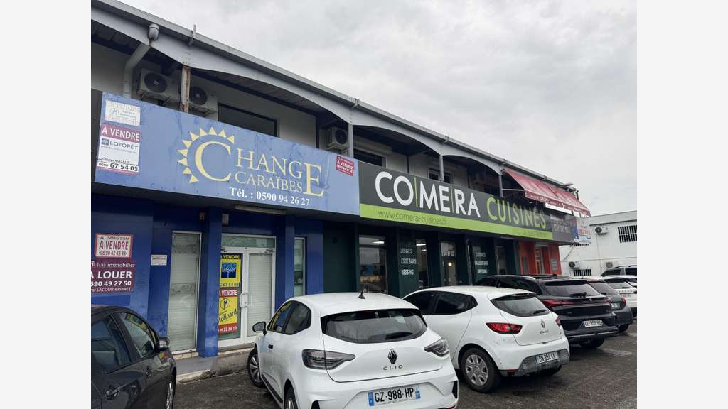 Loue local commercial de 220m² à Baie-Mahault